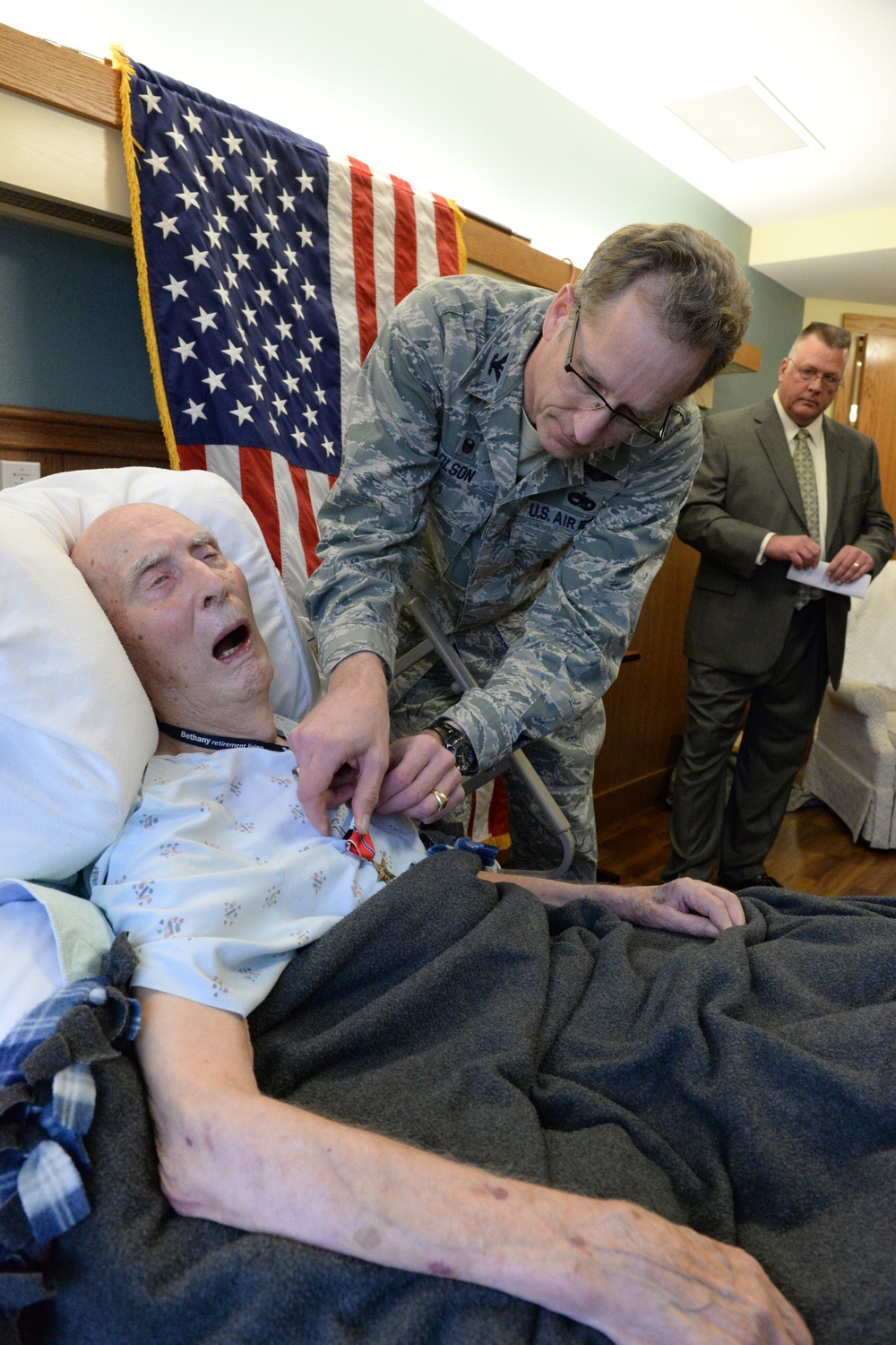 Col. Kent Olson presents Bronze Star to WWII vet