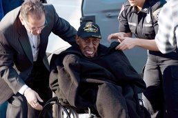 Oldest known living World War II vet visits Tomb of the Unknowns