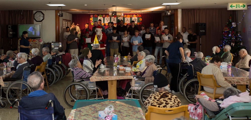 Hikariga Oka Nursing Home hosts Christmas party for 7th Comm. Bn.