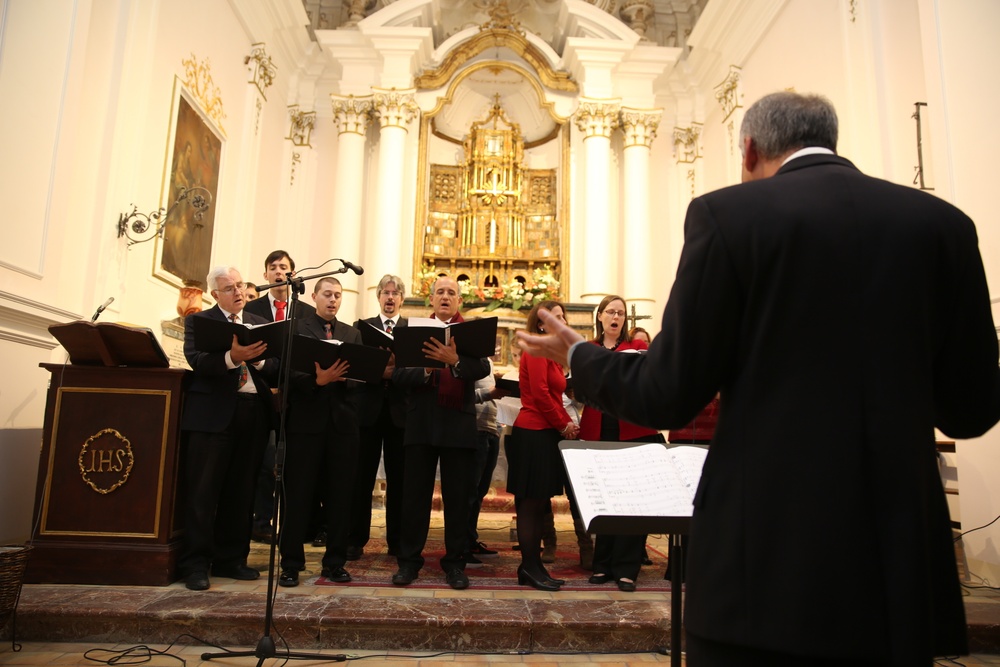 Marines, sailors bring Christmas joy to Sicilian towns