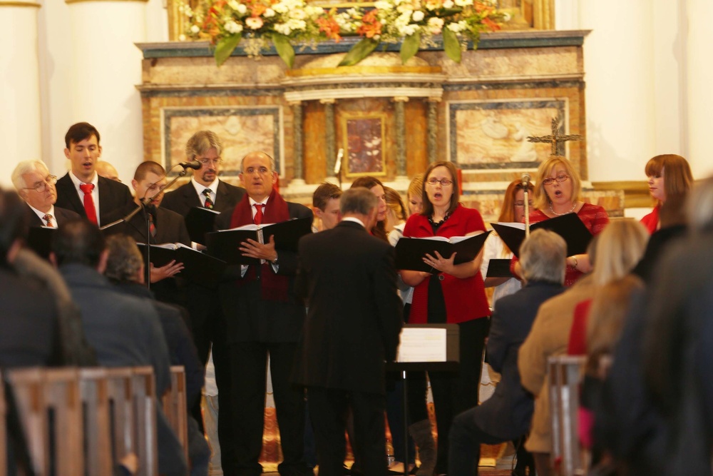 Marines, sailors bring Christmas joy to Sicilian towns