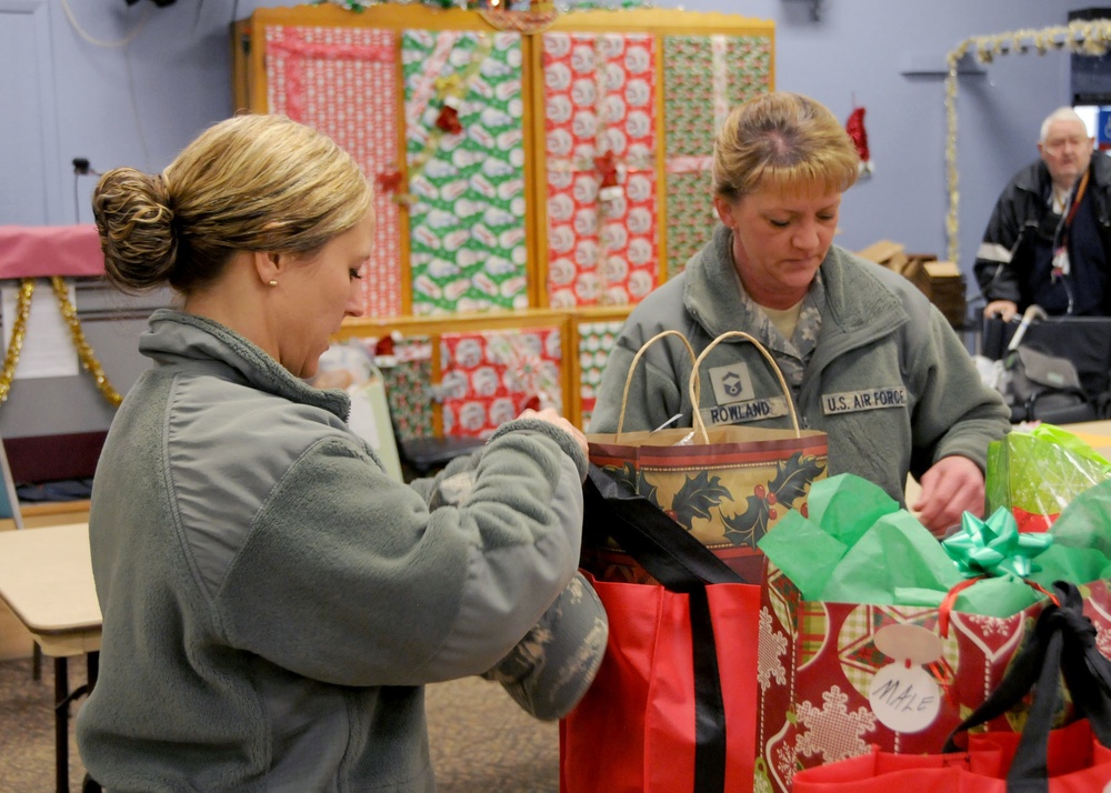 Kingsley Field members deliver Christmas gifts to Meals on Wheels clients