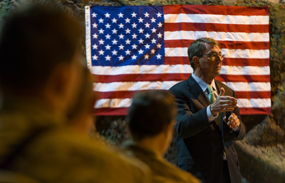 Secretary of defense visits Forward Operating Base Fenty