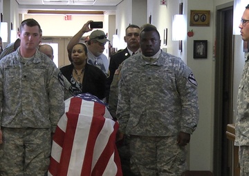 Fort Hood bikers bring VA vets holiday cheer