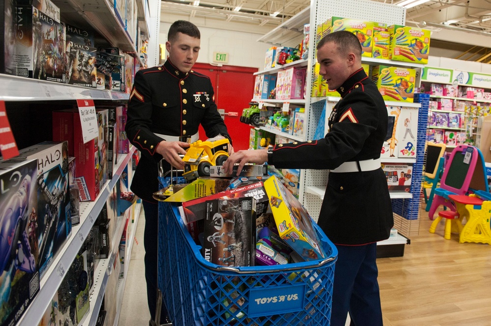 MCSFBn and SWFPAC collect Toys for Tots
