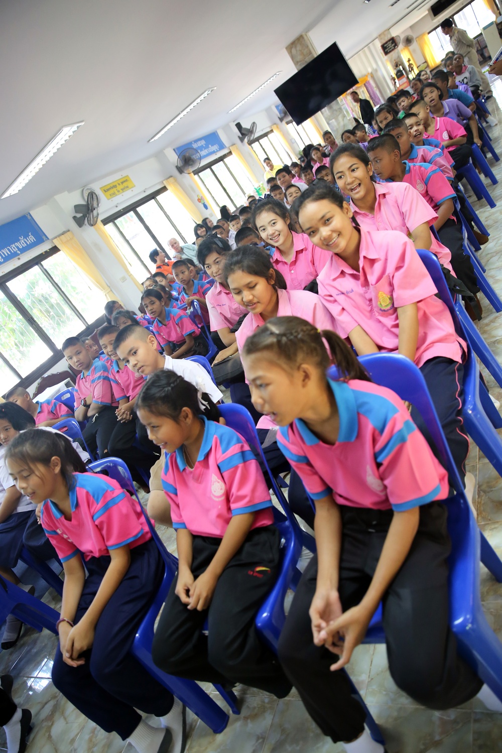 Military Sealift Command Far East, USNS Walter S. Diehl delivers books, holiday cheer to Thai children