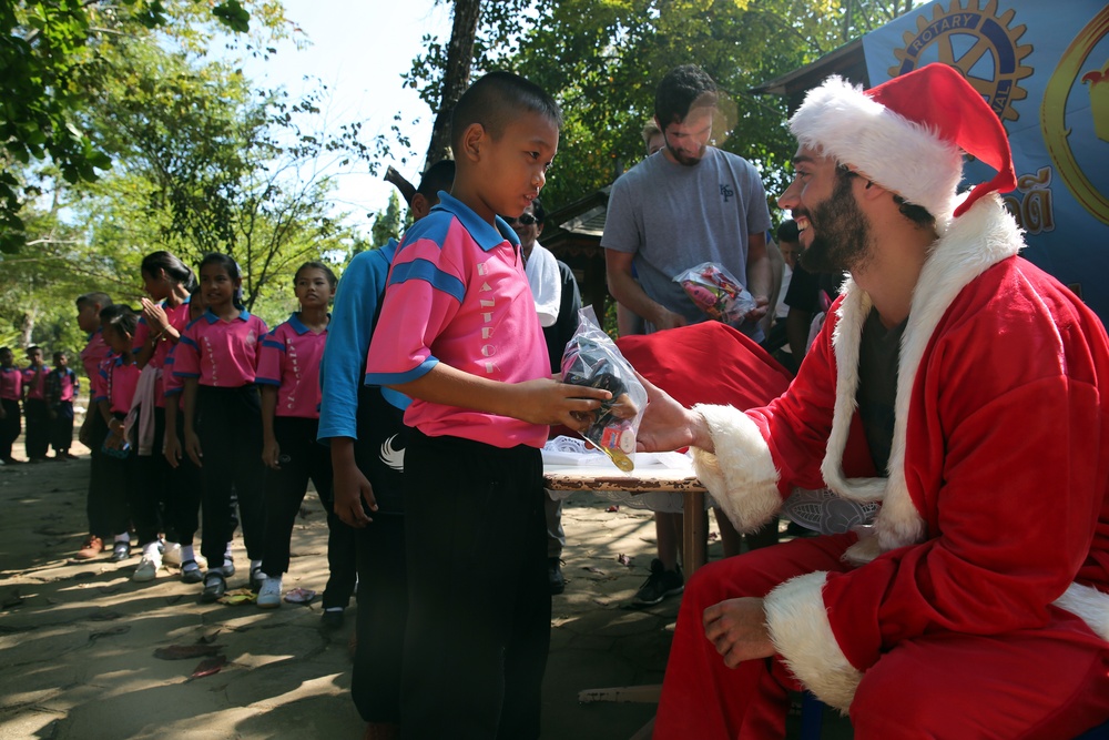 Military Sealift Command Far East, USNS Walter S. Diehl delivers books, holiday cheer to Thai children