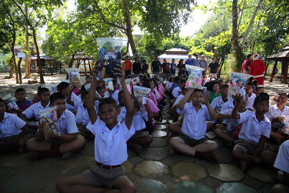 Military Sealift Command Far East, USNS Walter S. Diehl delivers books, holiday cheer to Thai children