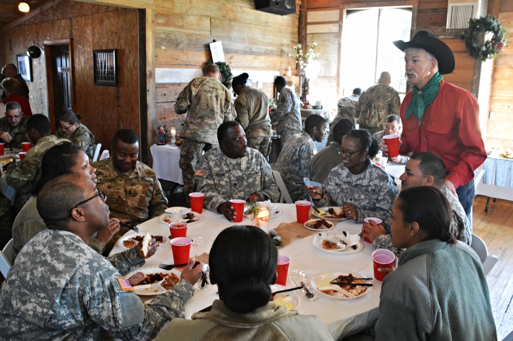 Gatesville residents throw holiday shindig for deploying Soldiers