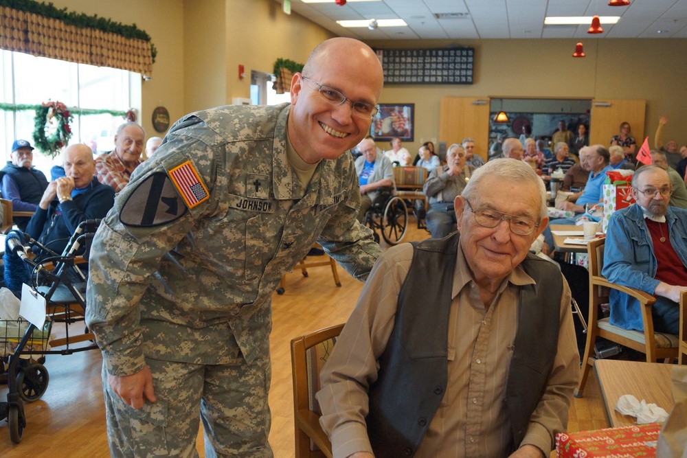 Guardsmen show appreciation during holiday visit to veterans home