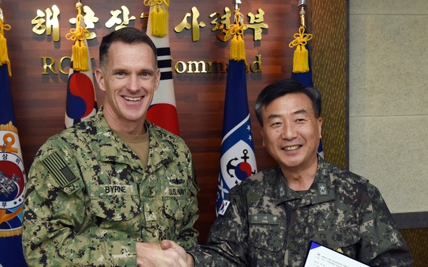 Commanders sign memorandum of understanding