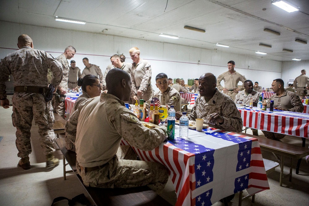 Marine Top Leaders Visit Devil Dogs in Iraq During Holidays
