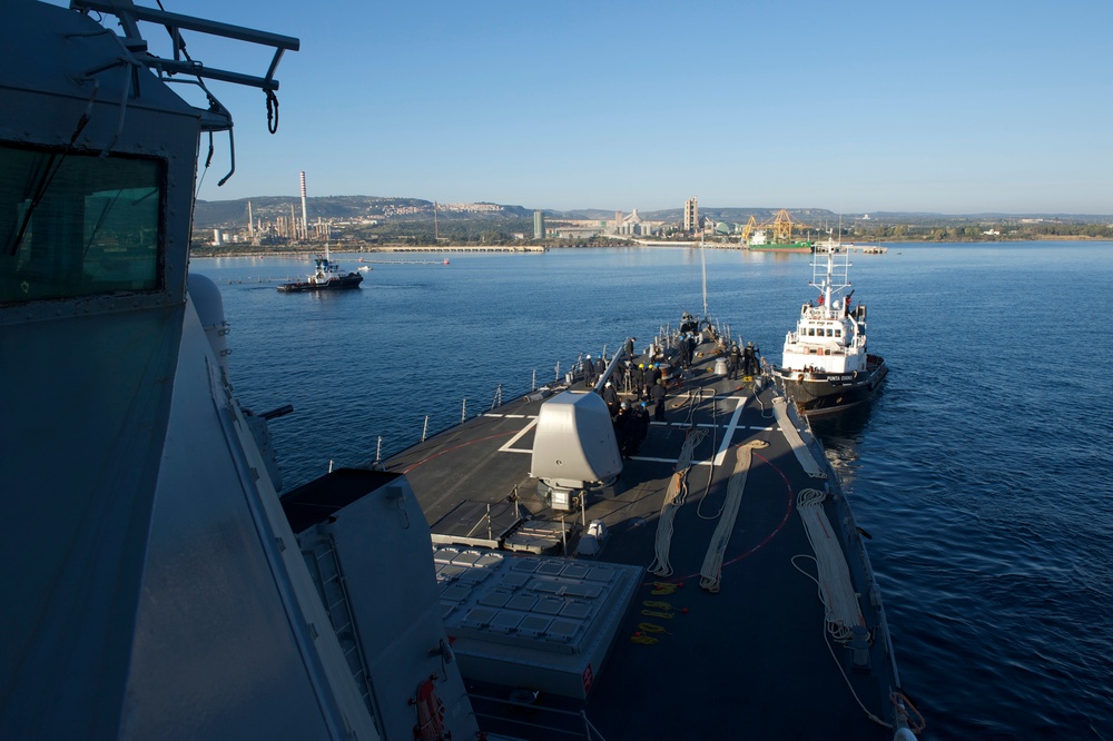 USS Carney pulls into Augusta Bay, Italy