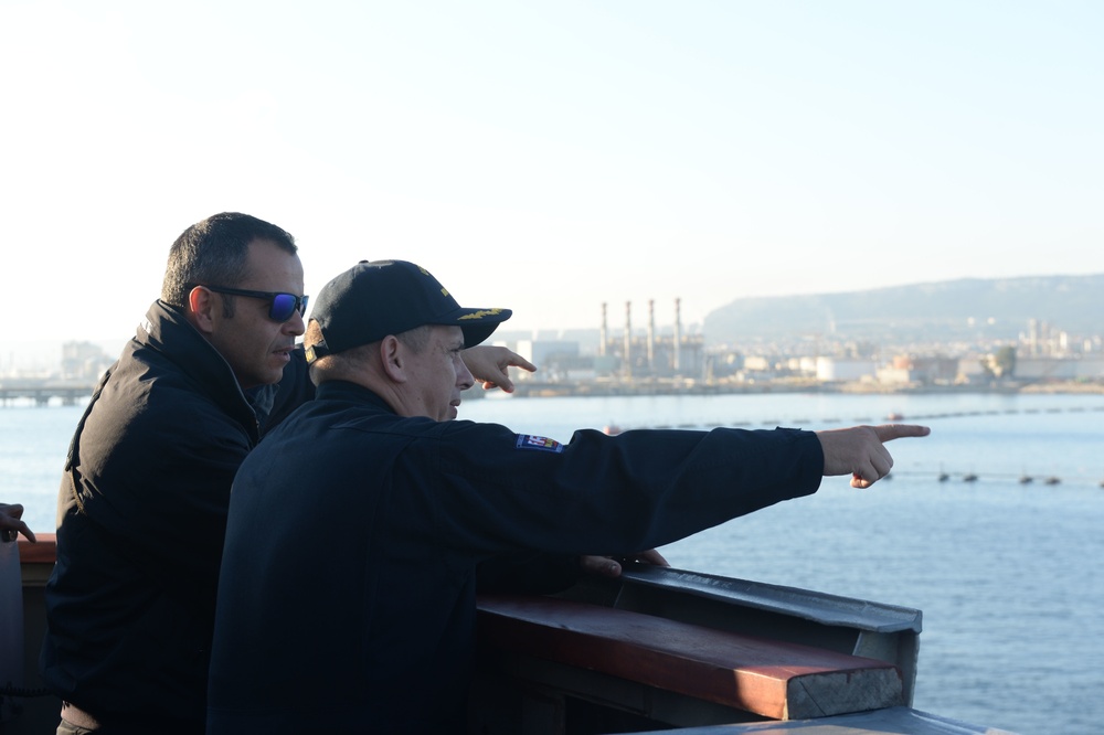 USS Carney pulls into Augusta Bay, Italy