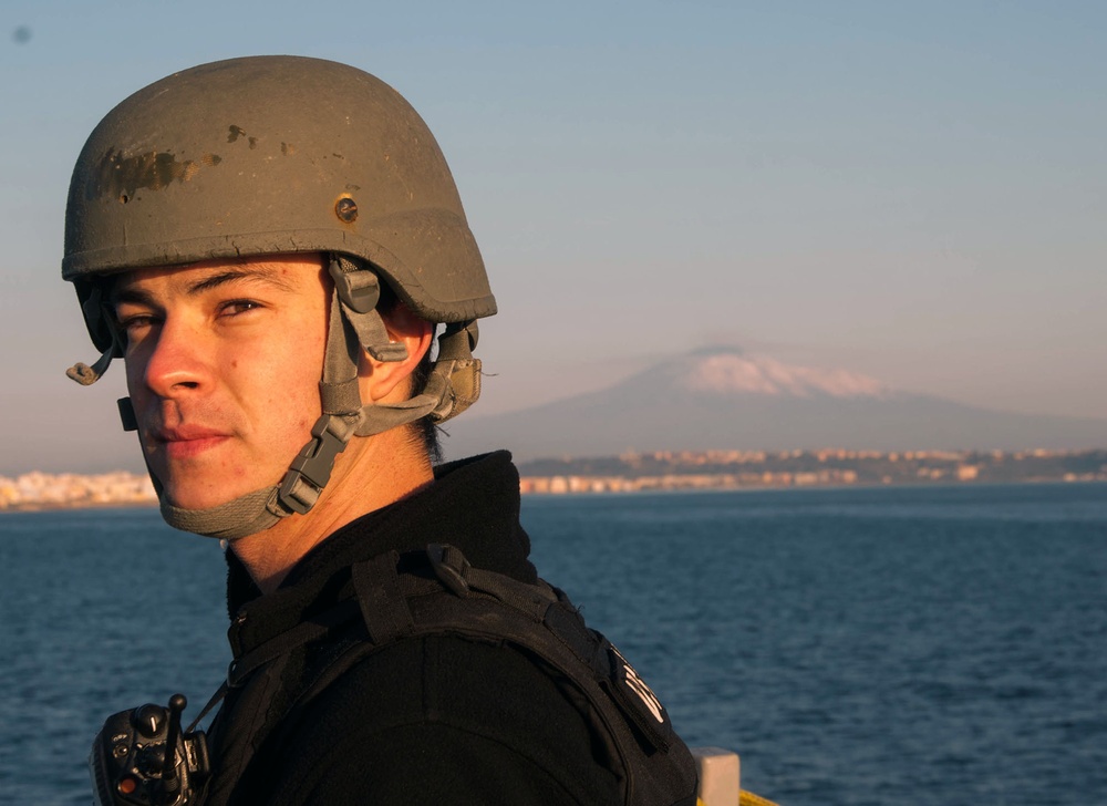 USS Carney pulls into Augusta Bay, Italy