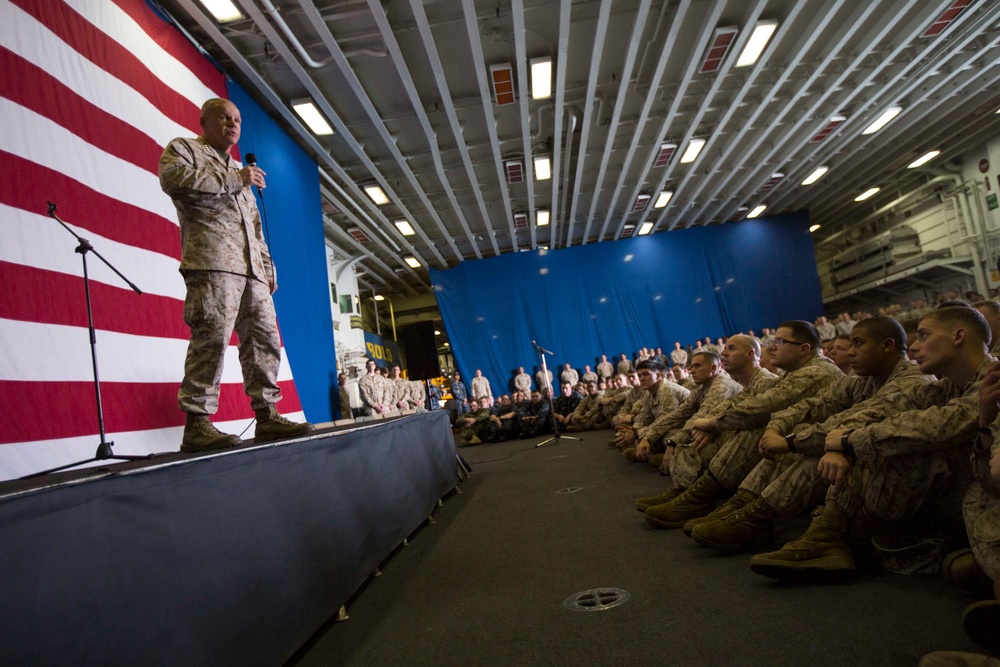 Commandant and Sergeant Major of the Marine Corps visit USS Kearsarge