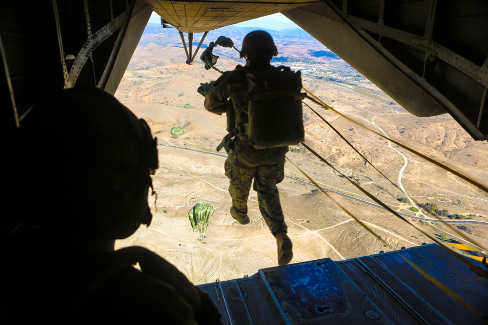 Free Falling: HMH-462 supports Para-Ops training