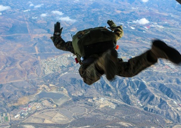 Free Falling: HMH-462 supports Para-Ops training