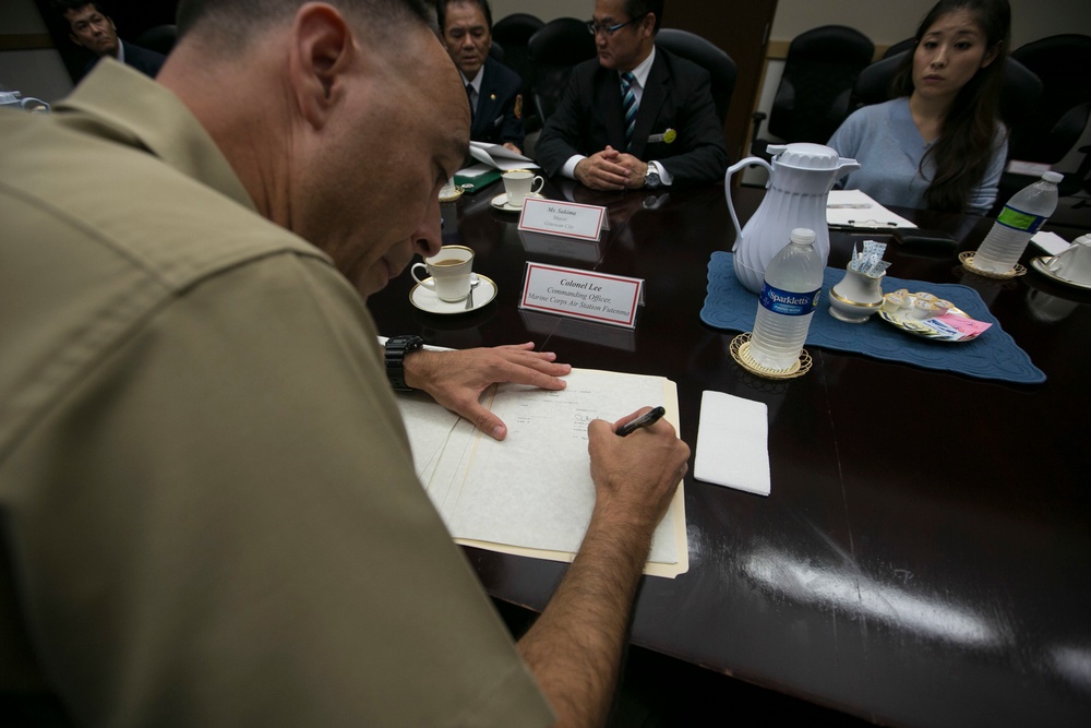 Ginowan Mayor meets with Futenma Commanding Officer