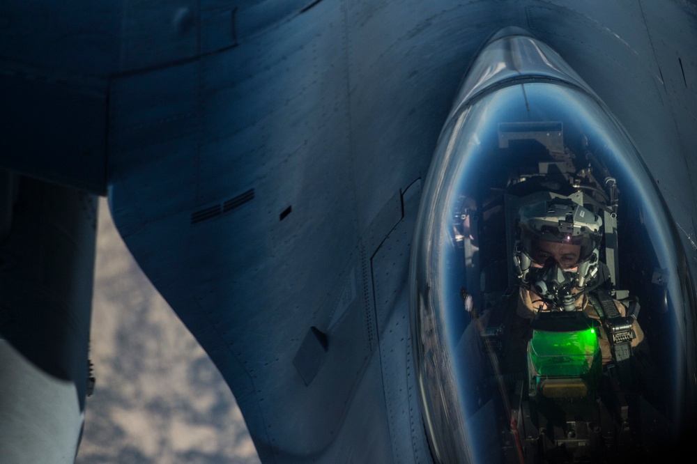 340th EARS refuels F-16s