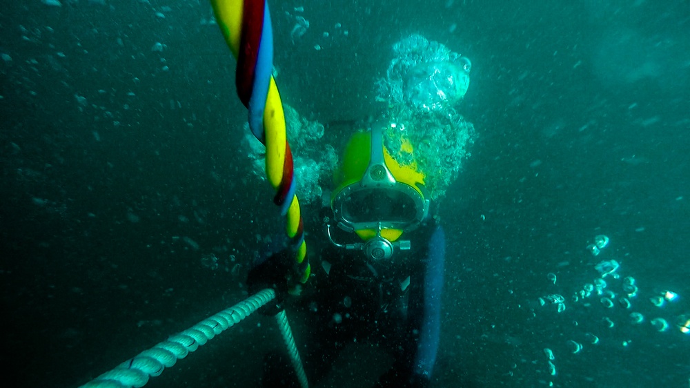 US Army divers sharpen skills in the ‘Deep Blue’