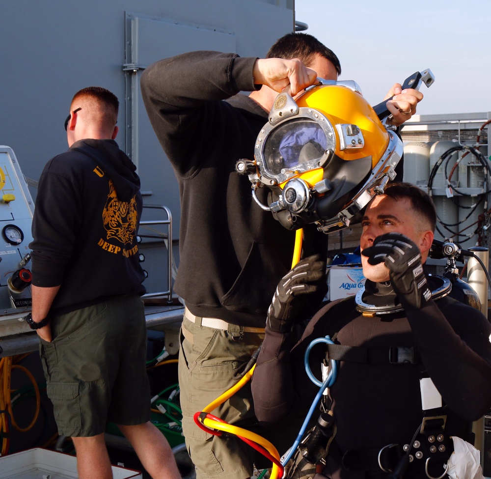 US Army divers sharpen skills in the ‘Deep Blue’