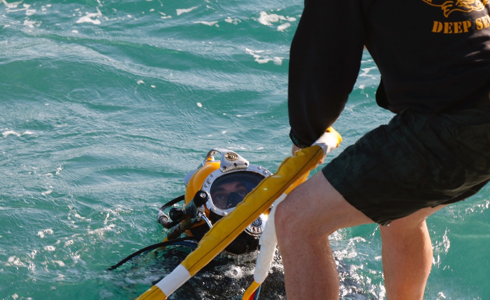 US Army divers sharpen skills in the ‘Deep Blue’