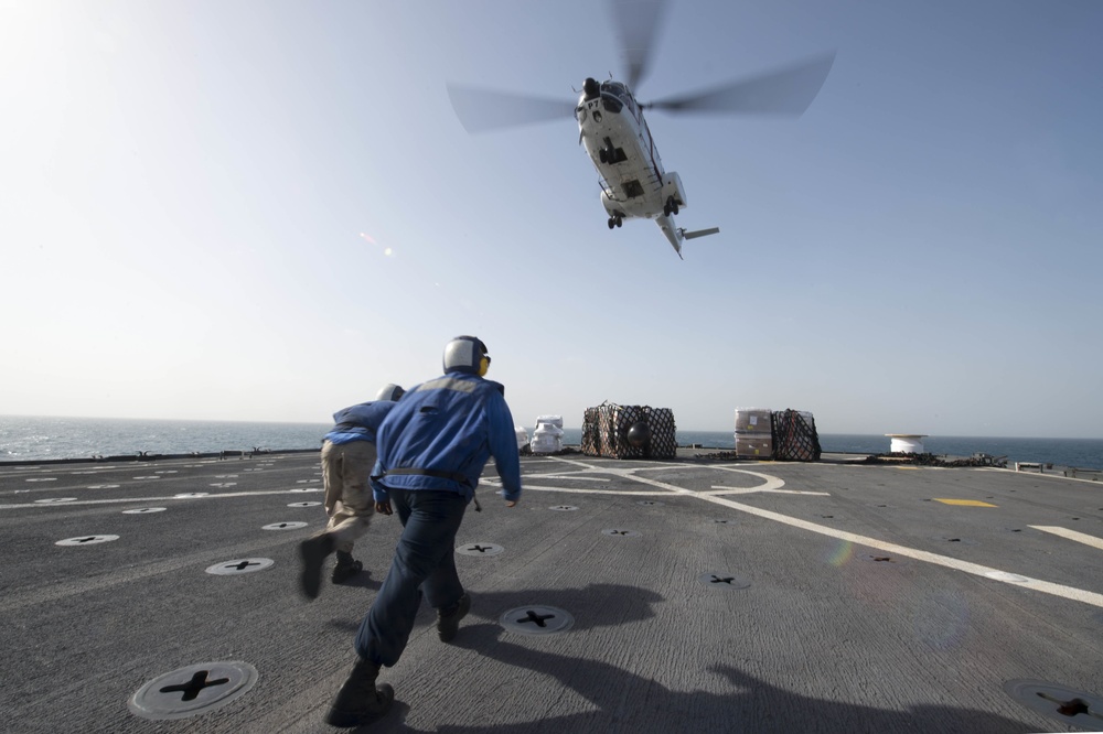 USS Oak Hill (LSD 51) conducts vertical replenishment