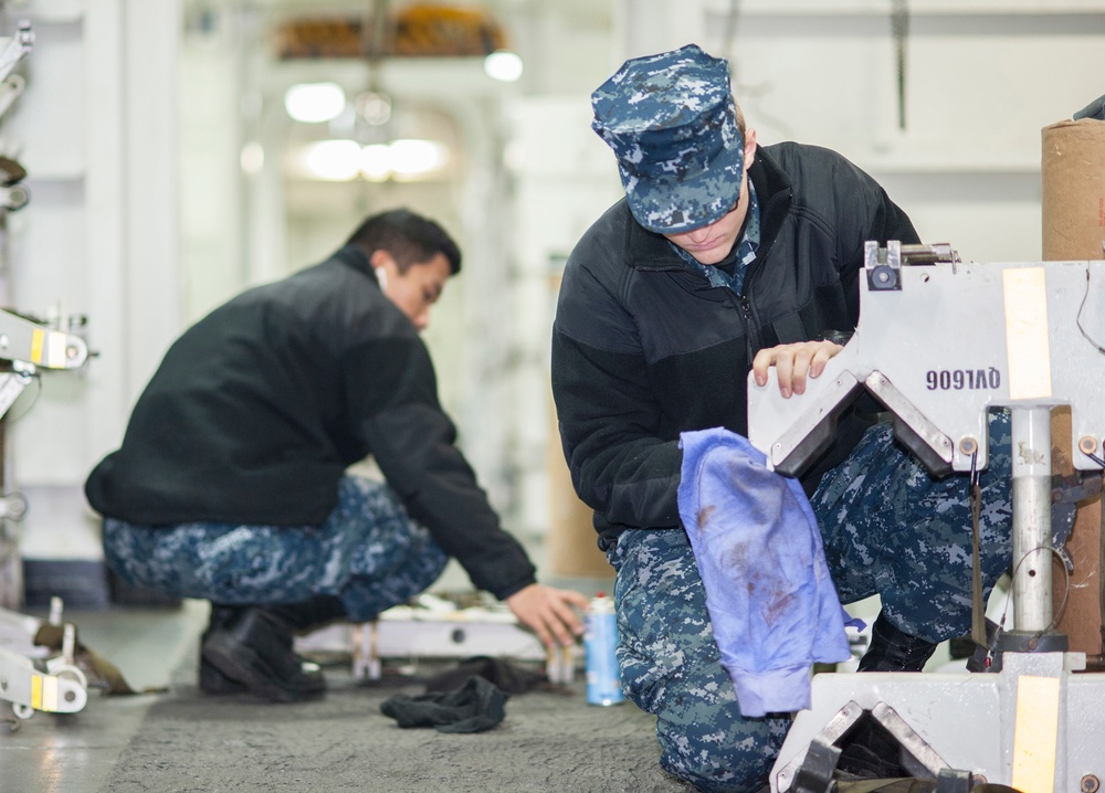 Maintenance aboard USS Ronald Reagan