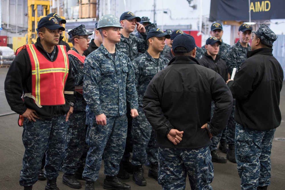 Loading stores onto USS Bonhomme Richard