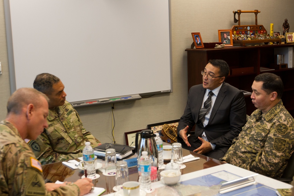 Kazakhstan army visits US Army Central