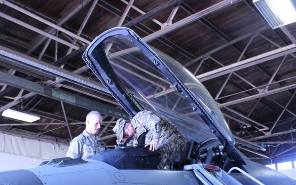 Kazakhstan army visits US Army Central