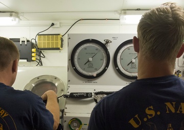 Navy divers conduct deep dive training