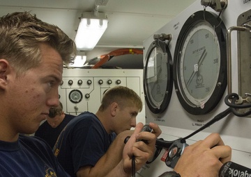 Navy divers conduct deep dive training