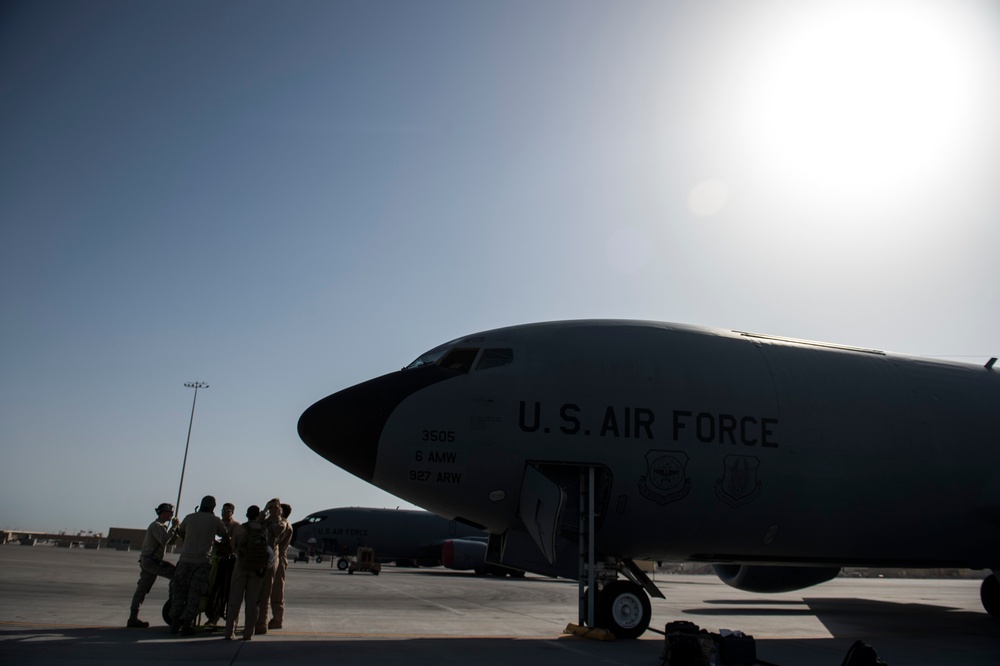 340th EARS refuels A10s and B1
