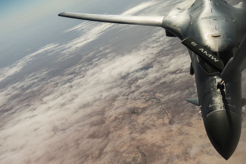 340th EARS refuels A10s and B1