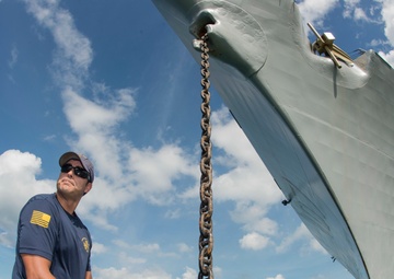 Navy divers inspect USS Gravely in Republic of the Seychelles