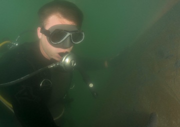 Navy divers inspect USS Gravely in Republic of the Seychelles