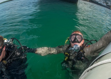 Navy divers inspect USS Gravely in Republic of the Seychelles
