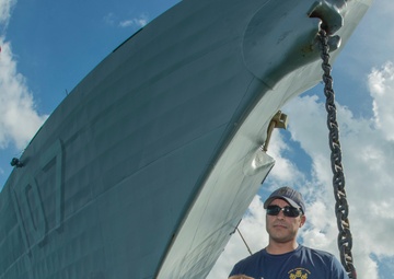 Navy divers inspect USS Gravely in Republic of the Seychelles