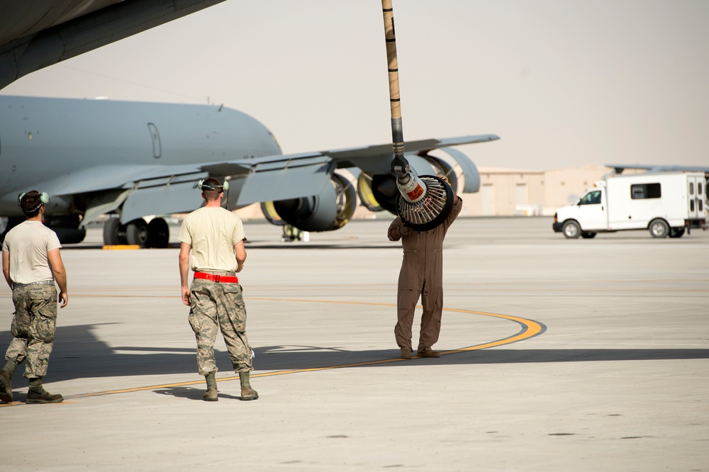 F-2 Rafales refuel over Iraq