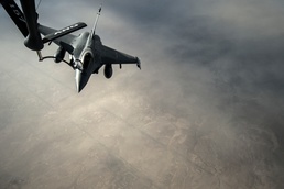 F-2 Rafales refuel over Iraq