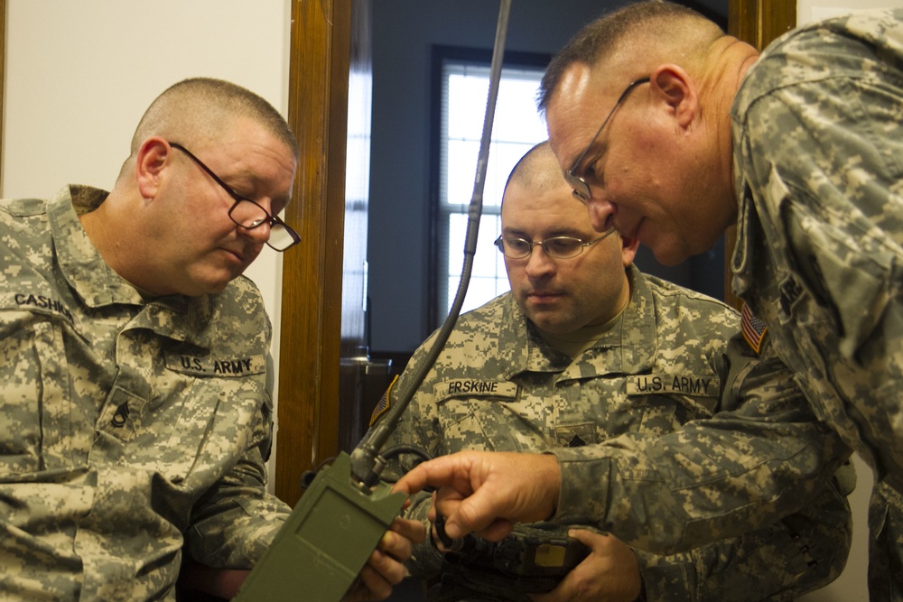 228th TTSB Soldiers conduct SINCGARS instruction