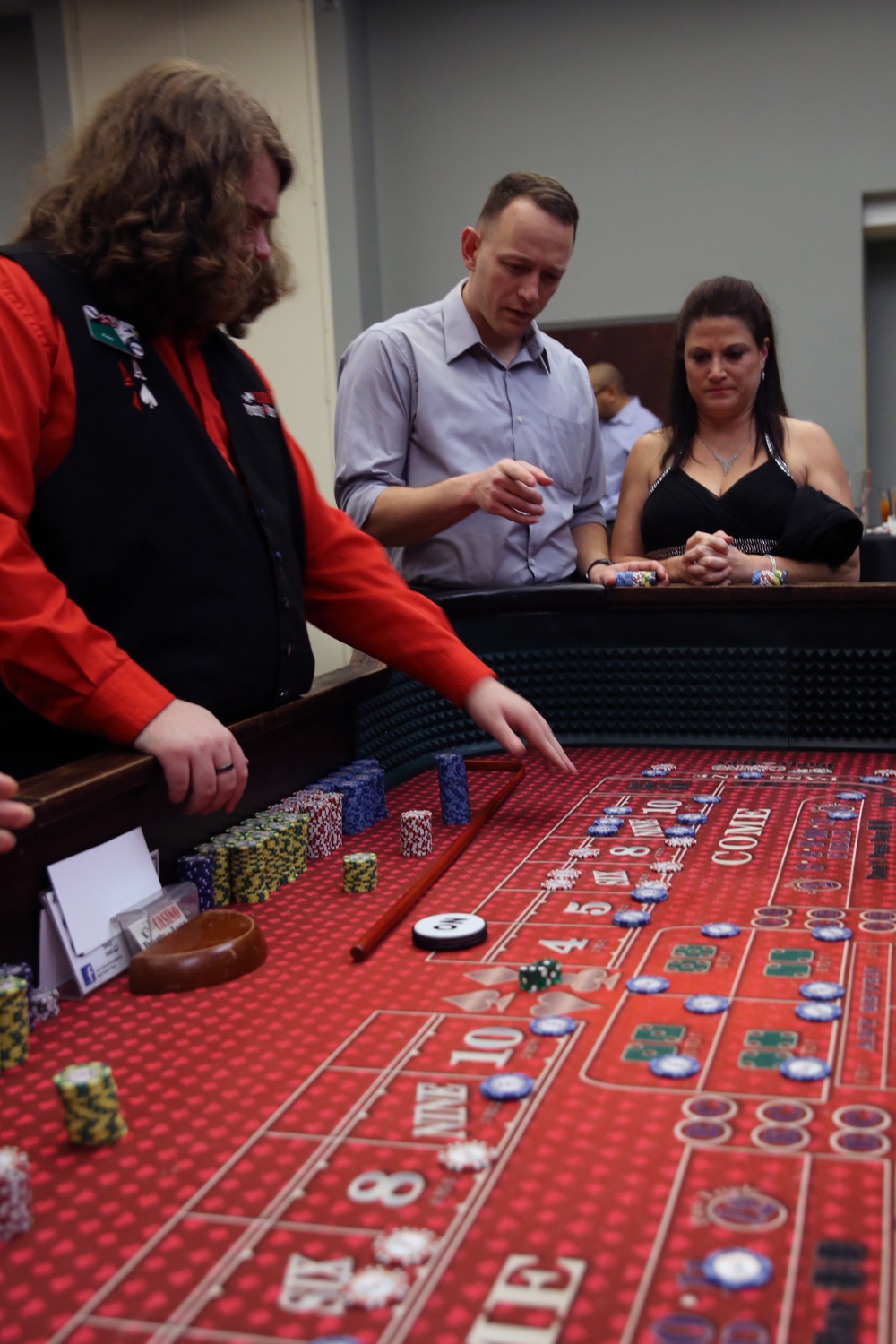 Marines, guests win prizes, build camraderie at H&amp;HS Casino Night