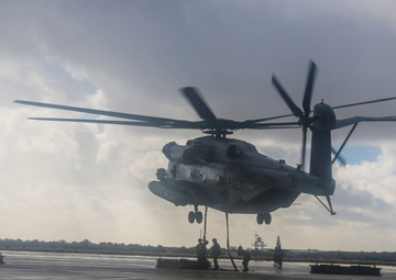 Marines with HMH-465 support CLB-11 with external-lift training