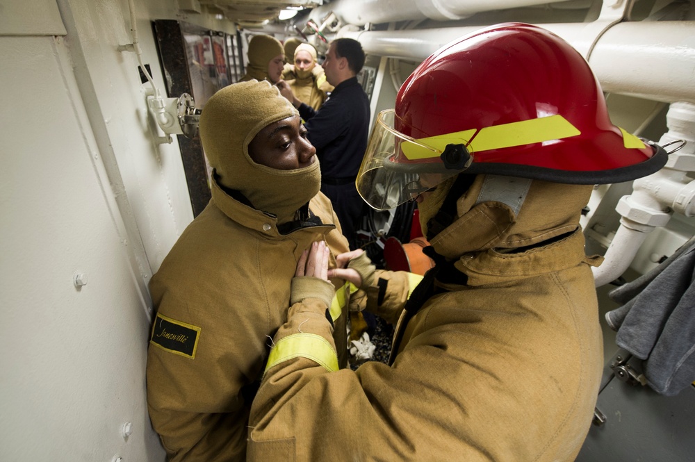 DVIDS - Images - USS Gonzalez damage control drill [Image 2 of 6]