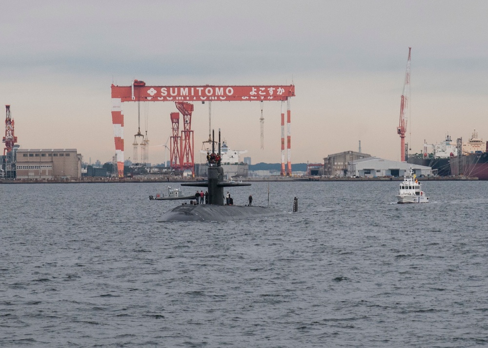 USS City of Corpus Christi (SSN 705) transits Tokyo Bay