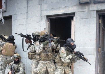 New York Army National Guard Soldiers develop urban combat skills at New York City Police Department training center