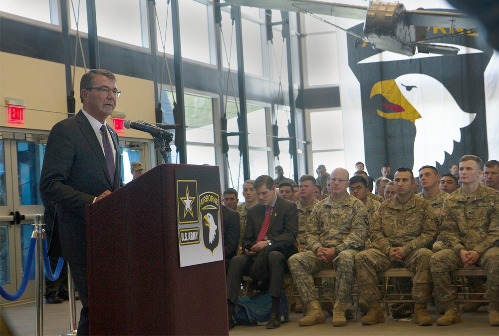 Secretary of defense visits Fort Campbell