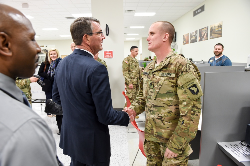 Secretary of defense visits with soldier at Fort Campbell SRP center